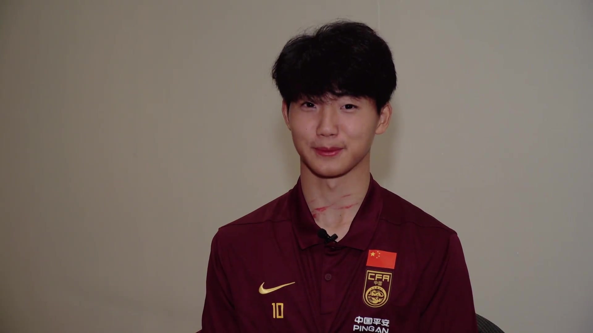 血痕见证晋级:U17国脚万项赛后脖子被抓红 血痕见证晋级:U17国脚万项赛后脖子被抓红