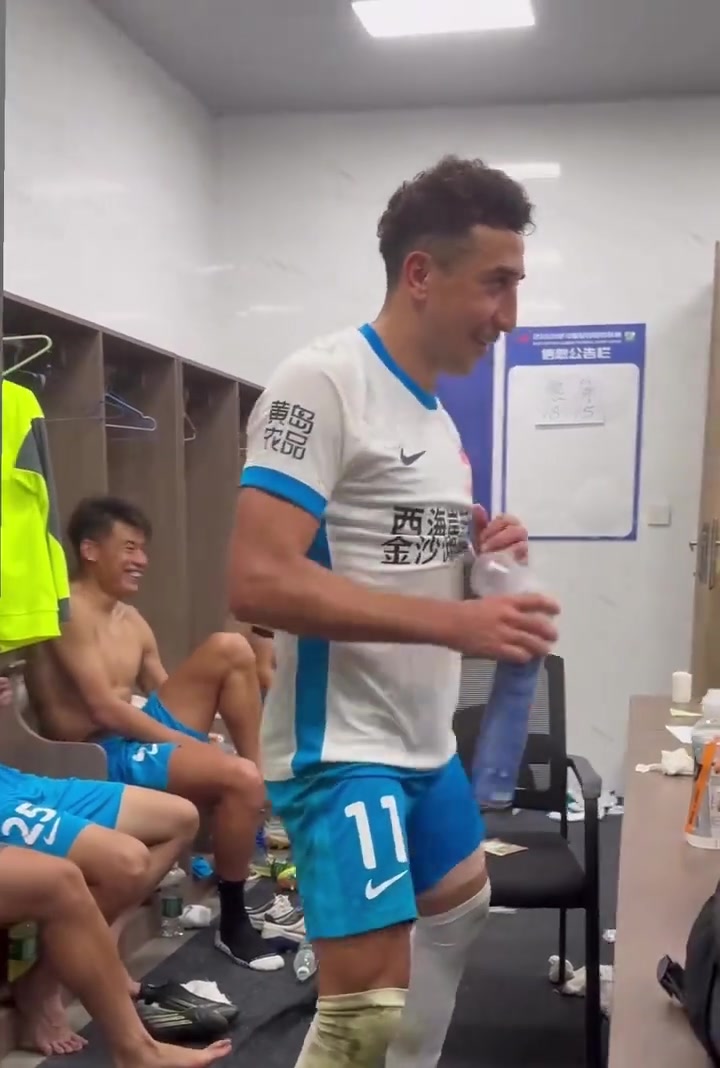 客场3-2逆转玉昆,青岛西海岸三外援赛后吸氧庆祝 客场3-2逆转玉昆,青岛西海岸三外援赛后吸氧庆祝