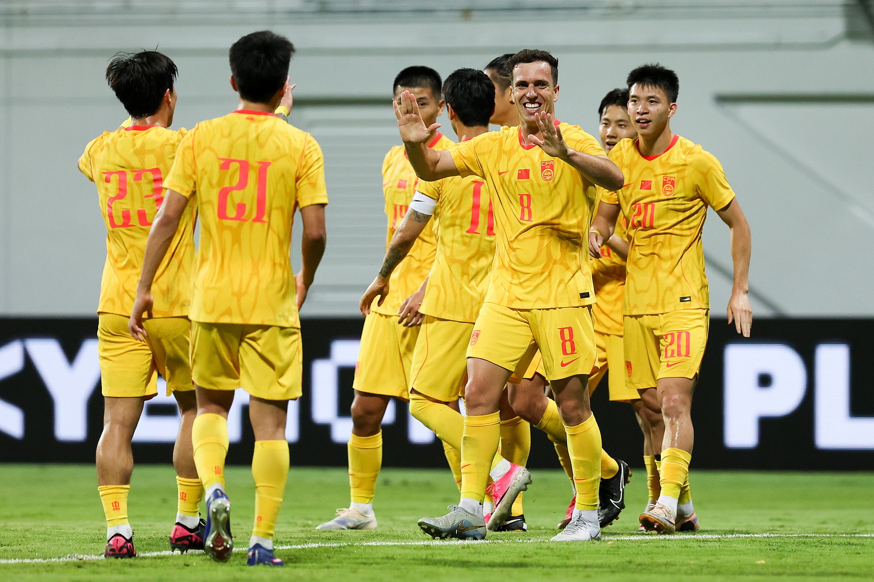 10次换人后遭新加坡围攻 国足2-1险胜埋雷