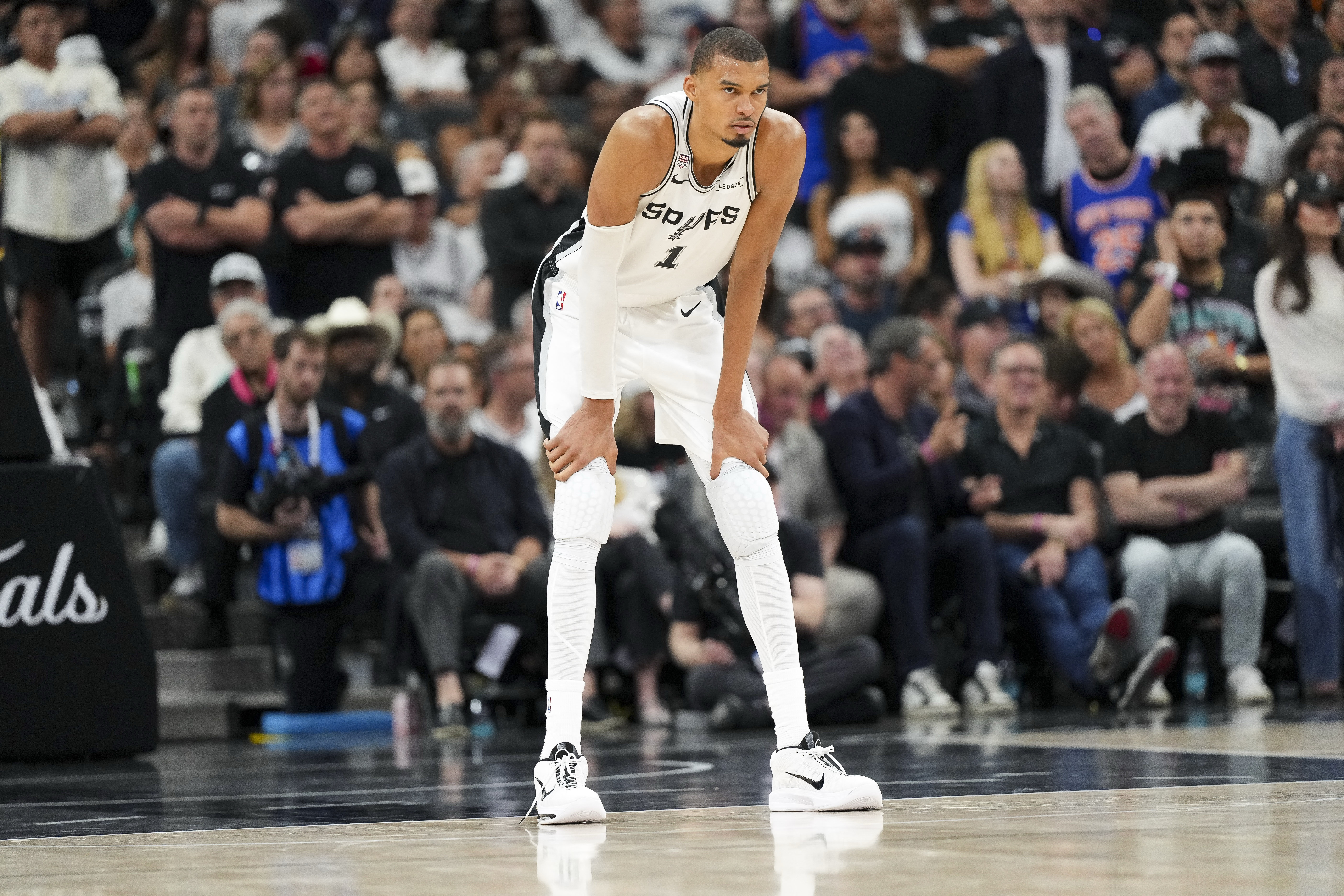 文班连续3场总决赛85+10帽，比肩2001年奥尼尔
